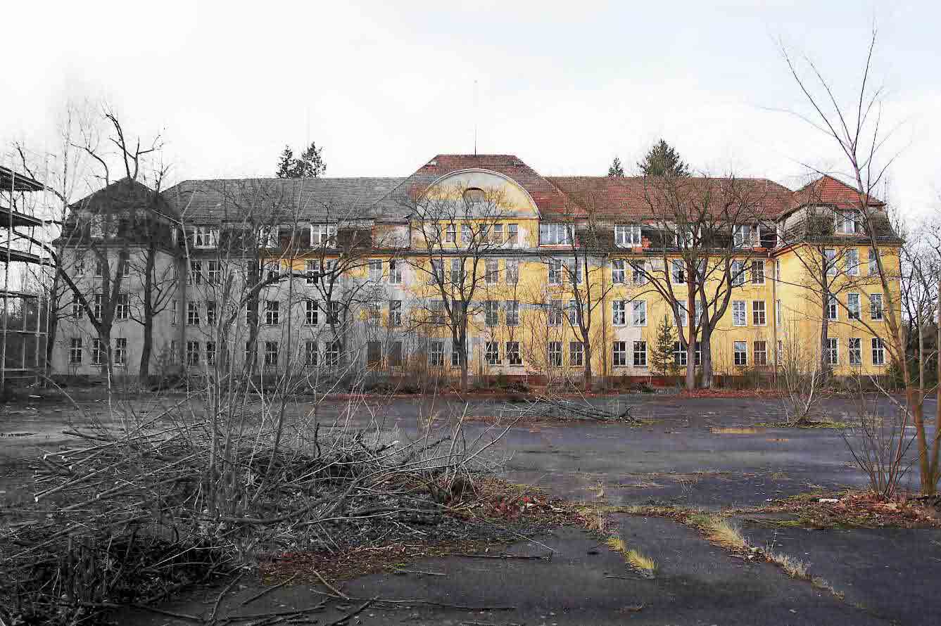Bild vom Mannschaftsgebäude in Wünsdorf. Foto wurde so bearbeitet, dass man im Bild einen Übergang zwischen schwarz-weiß und Farbfoto sieht.
