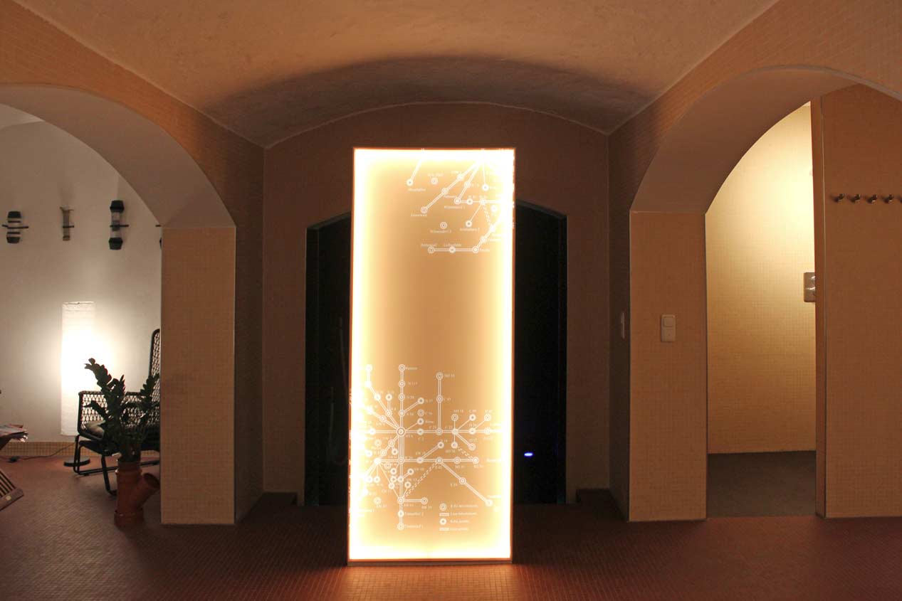 Wellnessbereich im Keller des Postels Wolgast zeigt ein leuchtendes Schild mit warmen Licht. Darin ist das Berliner Rohrpostnetz abgebildet