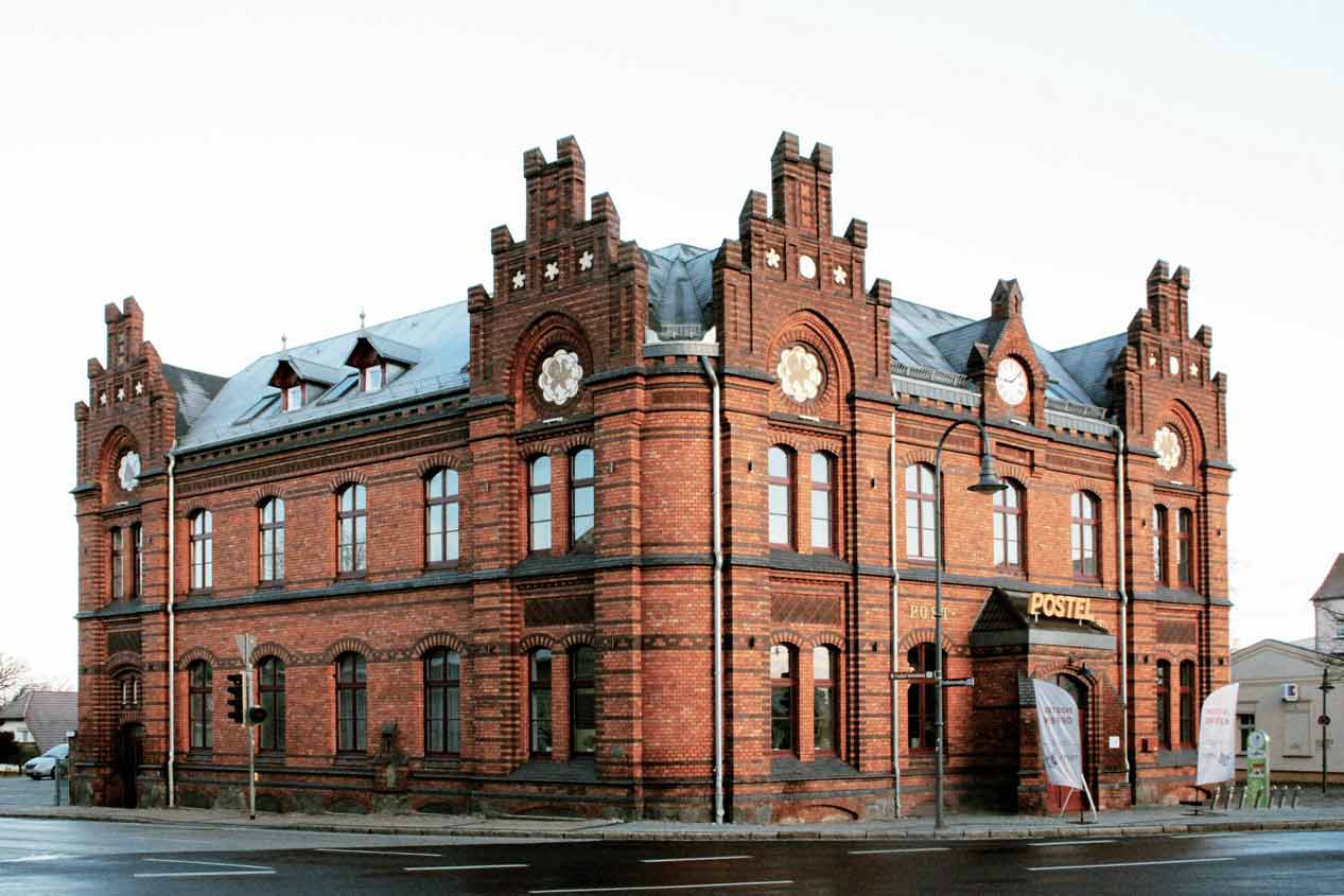 Das denkmalgeschützte Gebäude des Hostel Postel in Wolgast von Außen, mit einer Fassade aus Backstein.