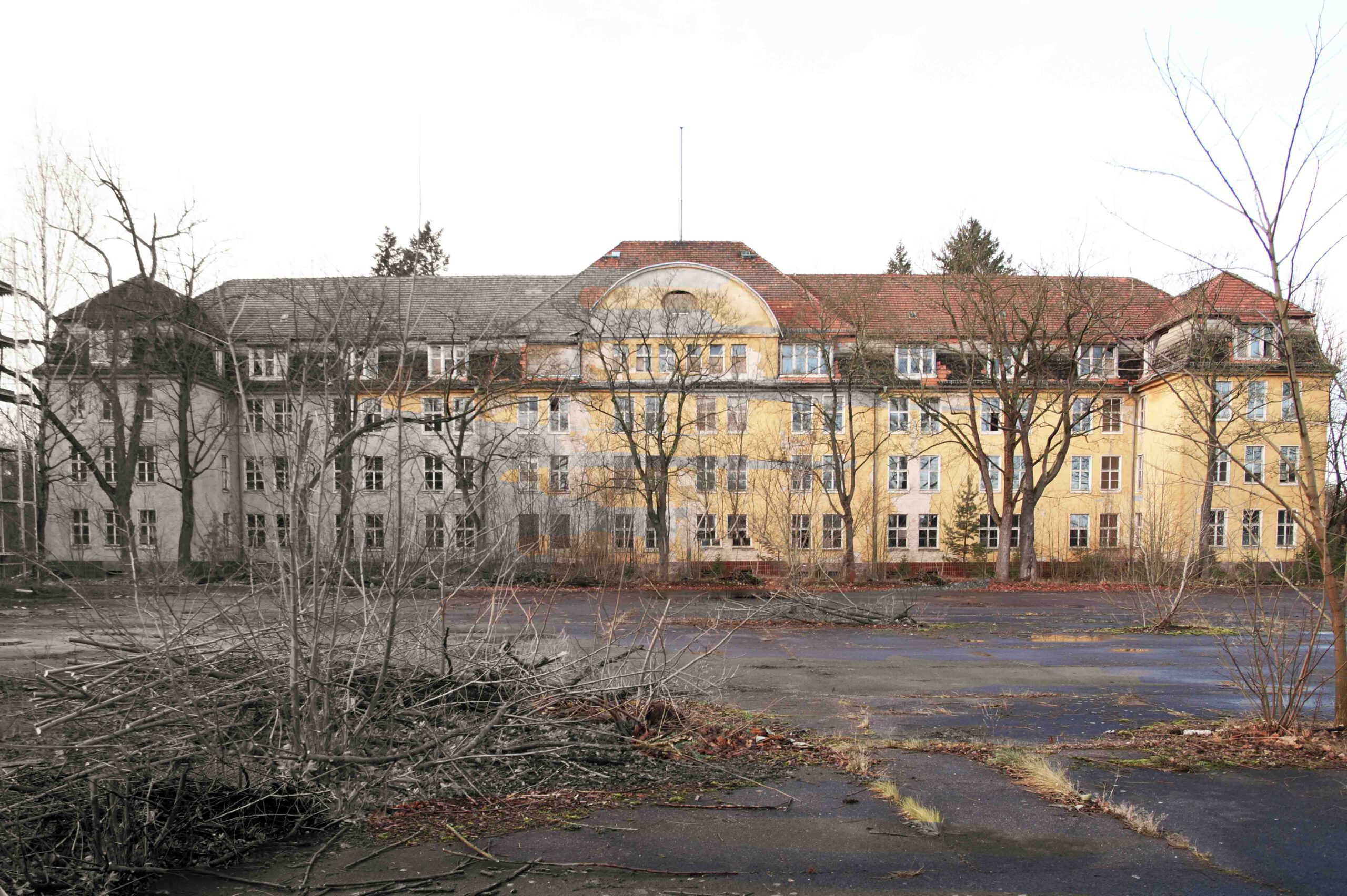 Bild vom Mannschaftsgebäude in Wünsdorf. Foto wurde so bearbeitet, dass man im Bild einen Übergang zwischen schwarz-weiß und Farbfoto sieht.