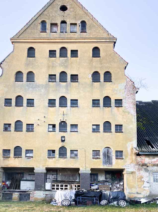 Rügenspeicher im unsanierten Zustand. Die Fassade bröckelt nach mehr als 30 Jahren Leerstand.