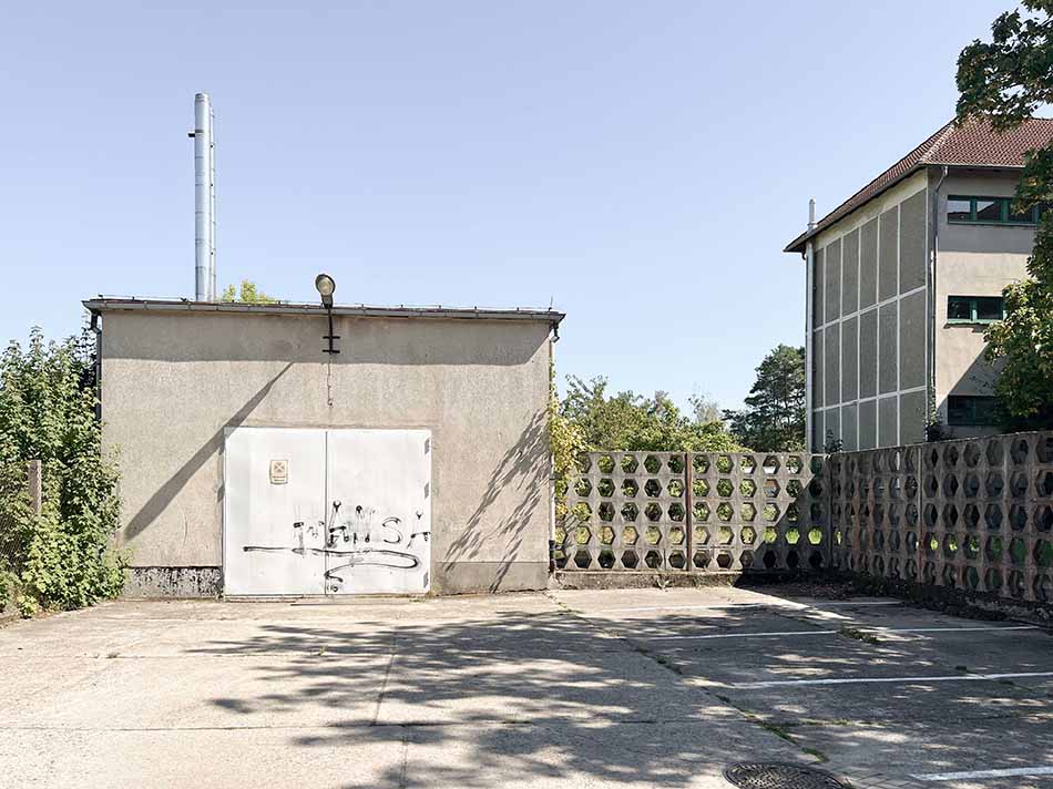 Jugendclub-Außenansicht_Betonzaun Jugendclub-Außenansicht mit Betonzaun und Garage