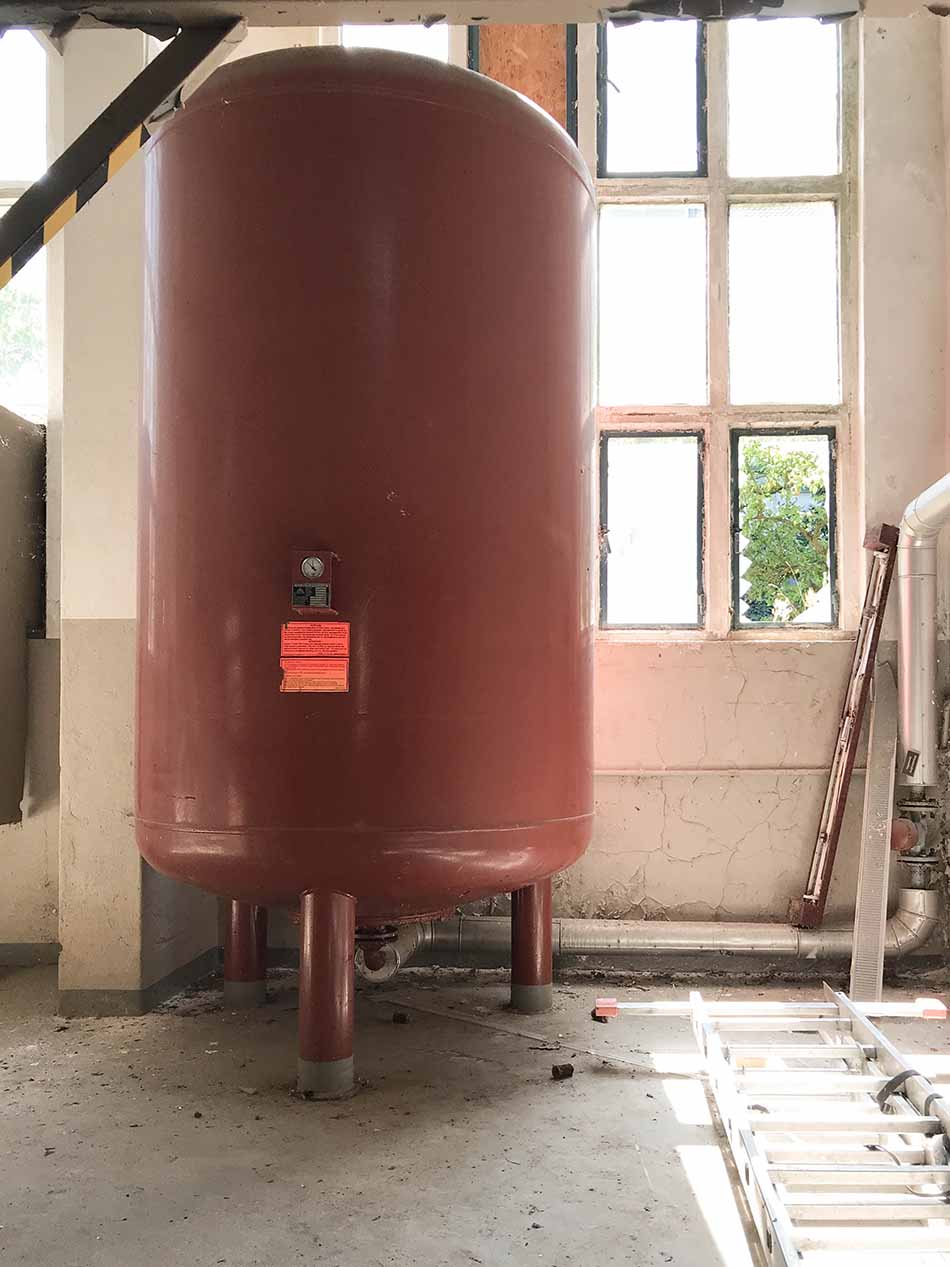 Jugendclub-Tank Innenansicht des Jugendclubs, Rohre und ein Tank in braunrot.