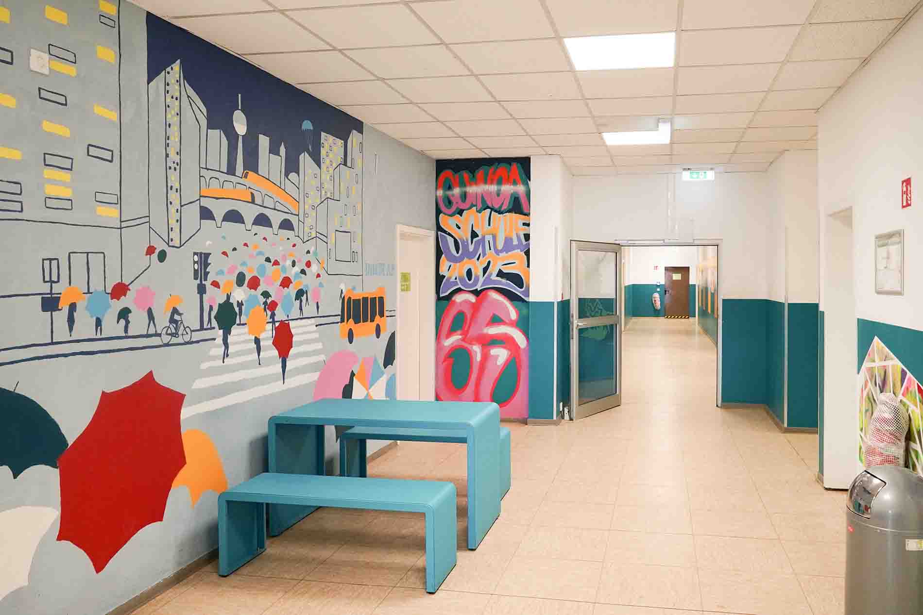 Innenraum der Quinoa-Schule Innenraum der Quinoa-Schule, Flur mit bunter Wandgestaltung