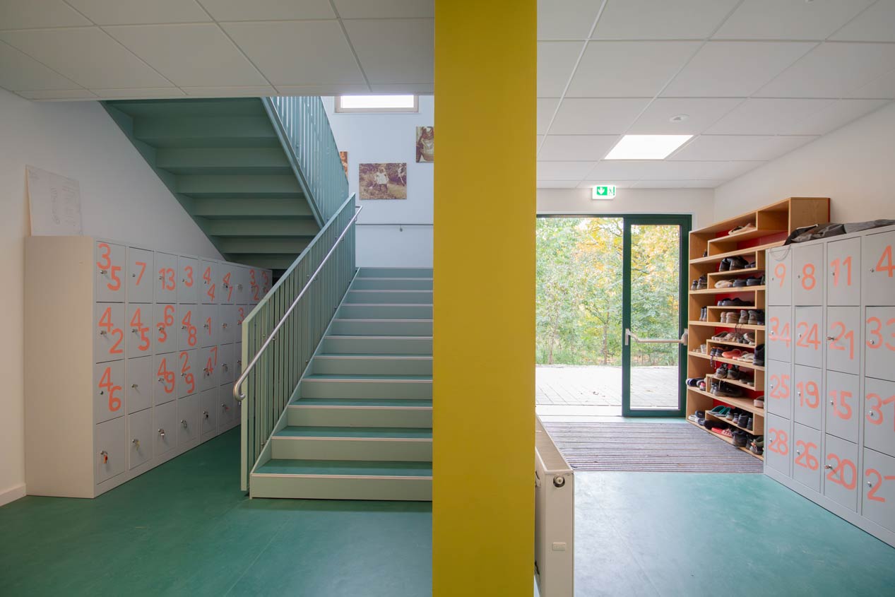 Treppe und Schließfächer mit Nummern