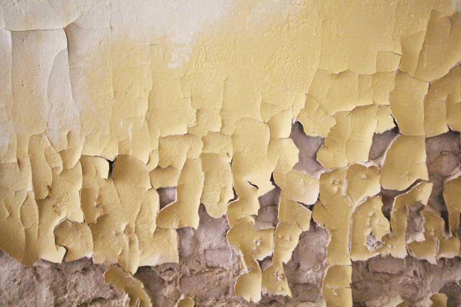 gelbe abblätternde Farbe am ehemaligen Stabshaus