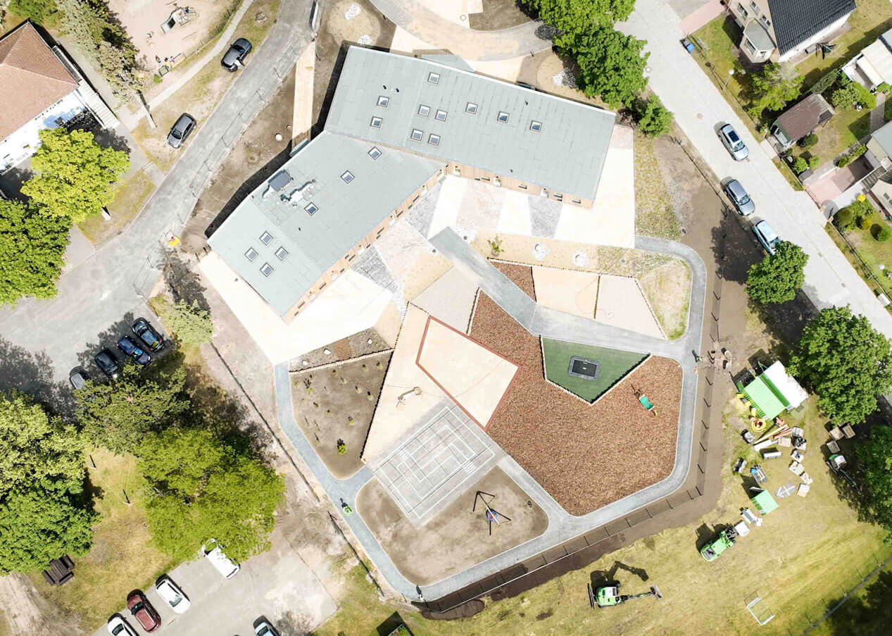 Aufsicht auf die Kita, Dach und Garten, Drohnenfoto
