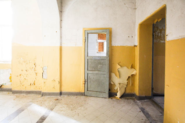 Flur im Mannschaftsgebäude vor der Sanierung