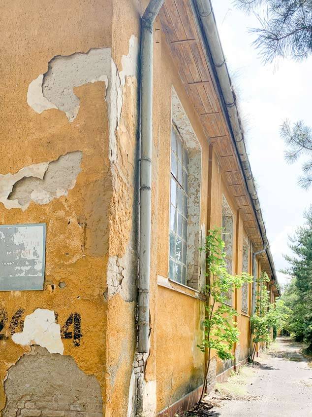 INFA_Heiz-vor-Sanierung Die ehemalige Reithalle vor dem Umbau zum Heizhaus mit ockerfarbenem Putz.