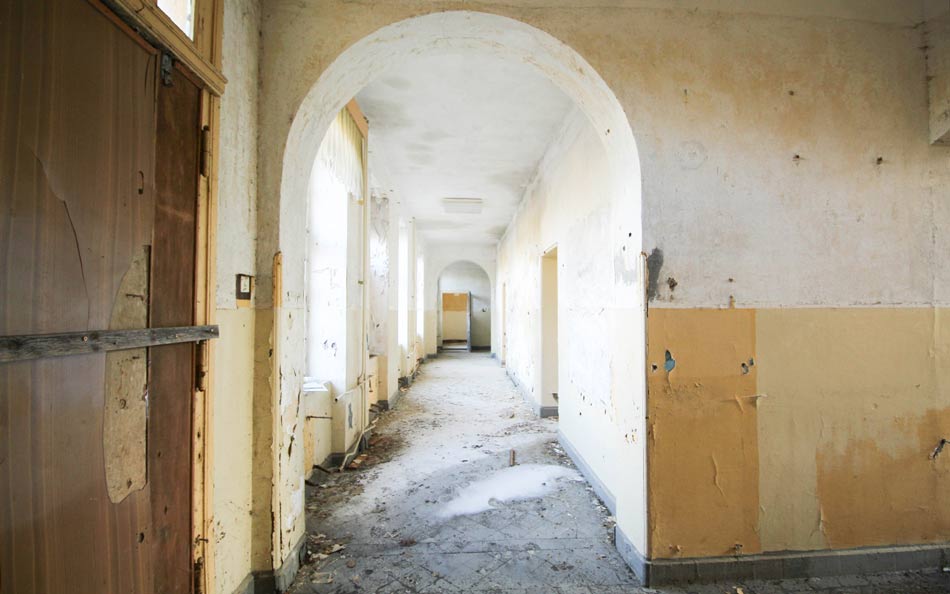 Flur im Stabsgebäude vor der Sanierung.