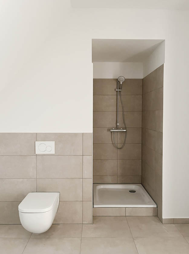 Badezimmer mit Duschnische und Toilette