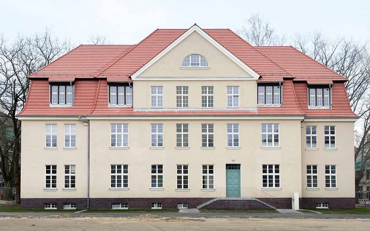 Das Stabsgebäude auf dem Gelände der ehemaligen Infanterieschule Wünsdorf nach der Sanierung