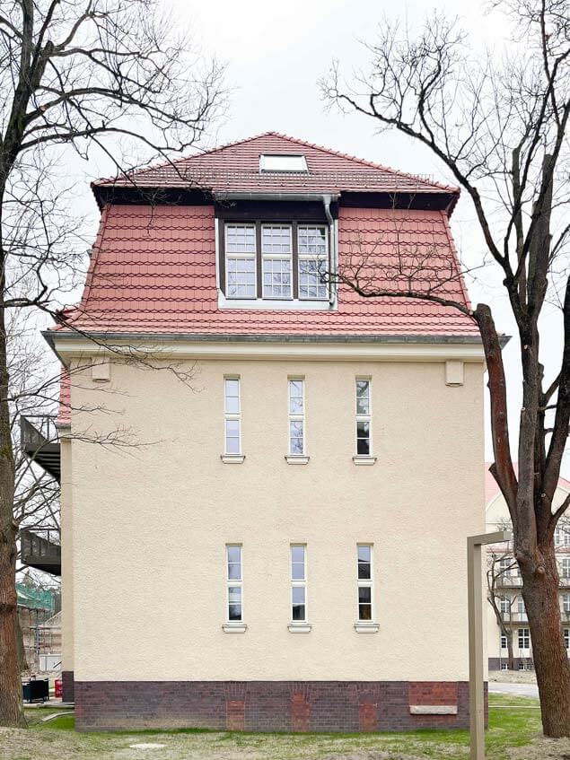 Stabsgebäude auf dem INFA-Gelände, Seitenansicht nach Sanierung