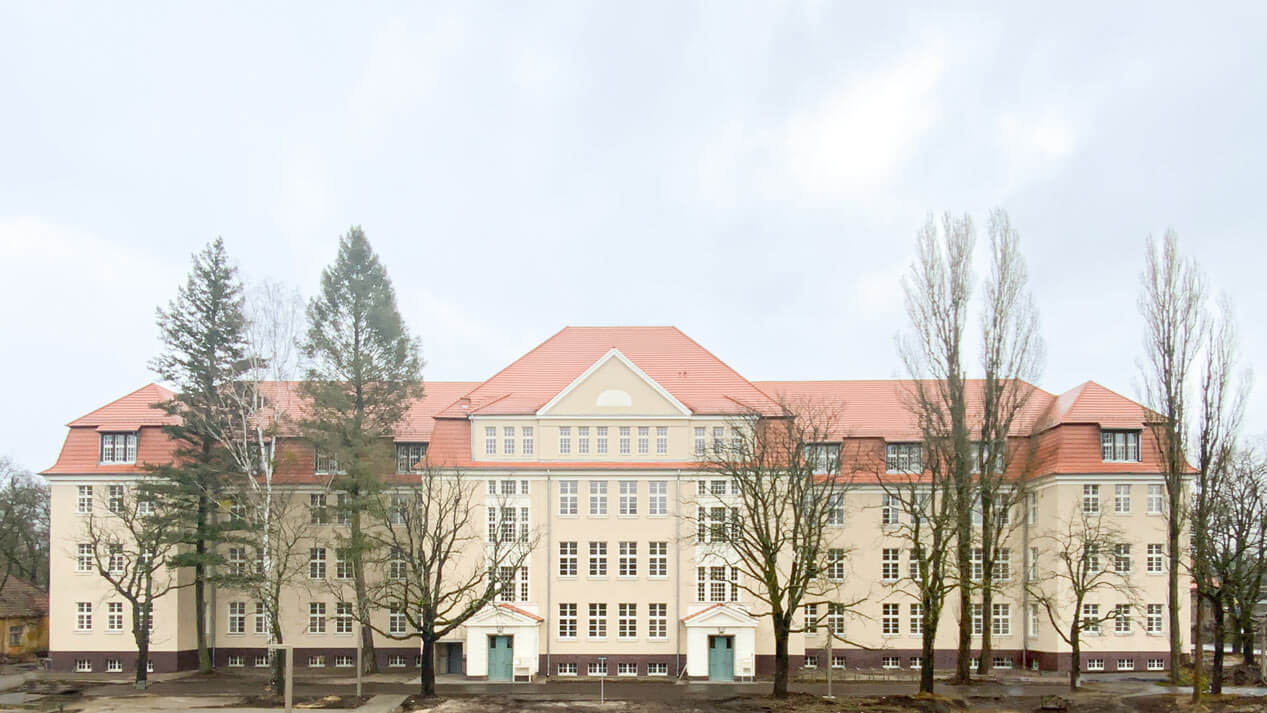 Das Mannschaftsgebäude auf dem Gelände der ehemaligen Infanterieschule Wünsdorf nach der Sanierung