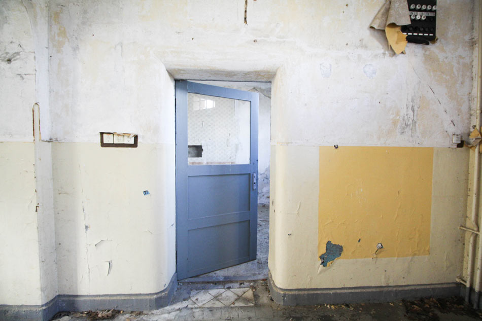 Flur im Mannschaftsgebäude vor der Sanierung