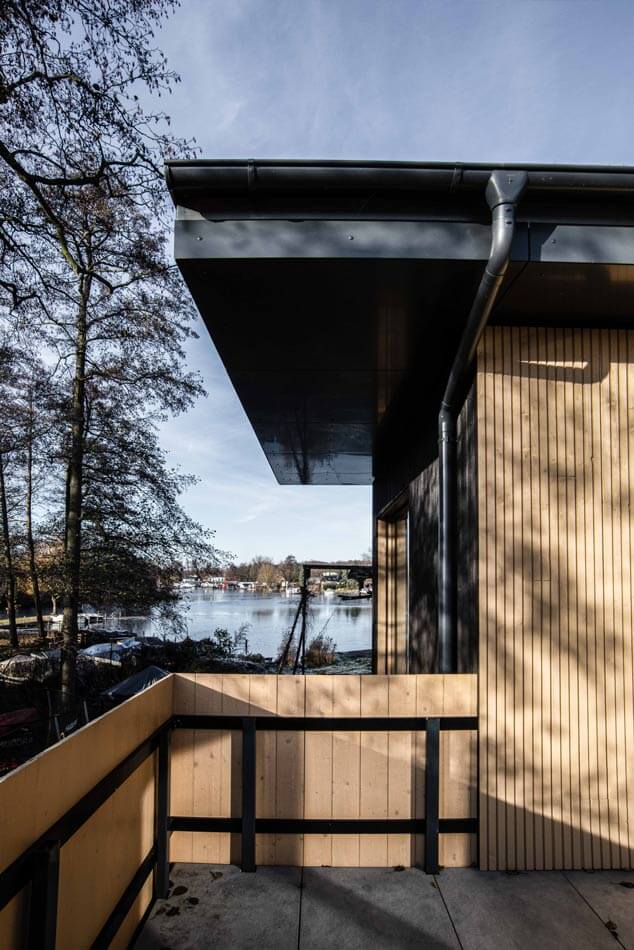Blick vom Balkon im ersten Obergeschoss auf die Wasserlandschaft.