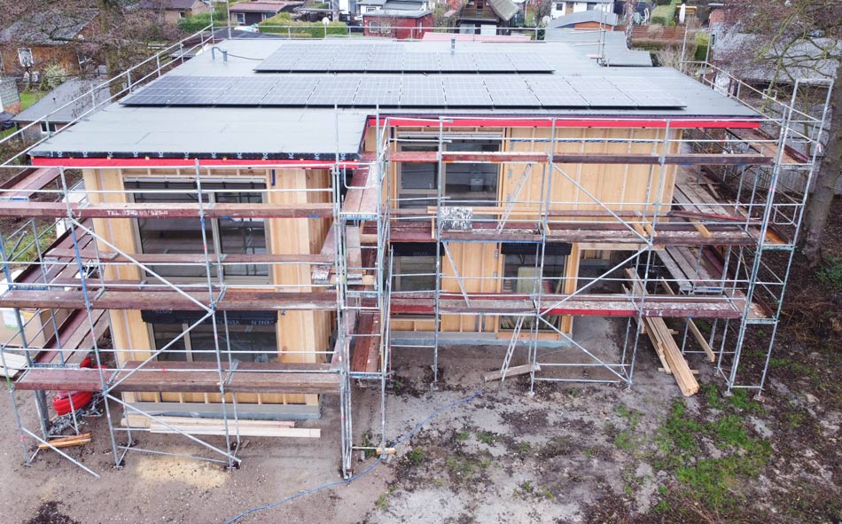 Eingerüstetes Gebäude zum Richtfest