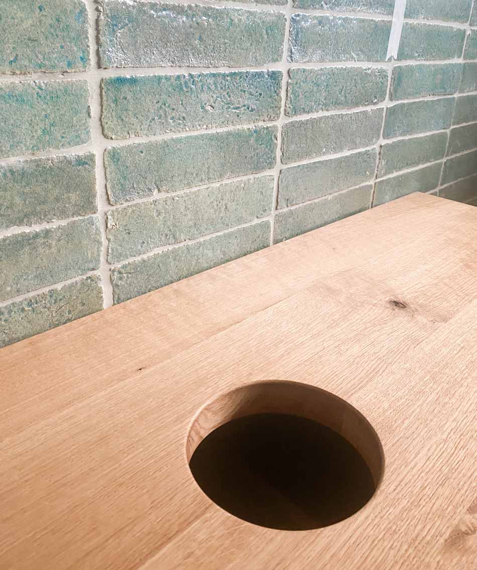 Waschbeckendetail, Holz und Fliesen