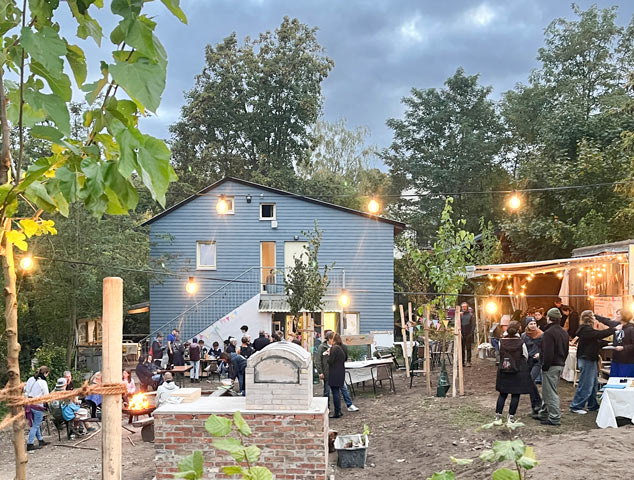 Das blaue Haus bei der Eröffnungsfeier des Grünen Hauses