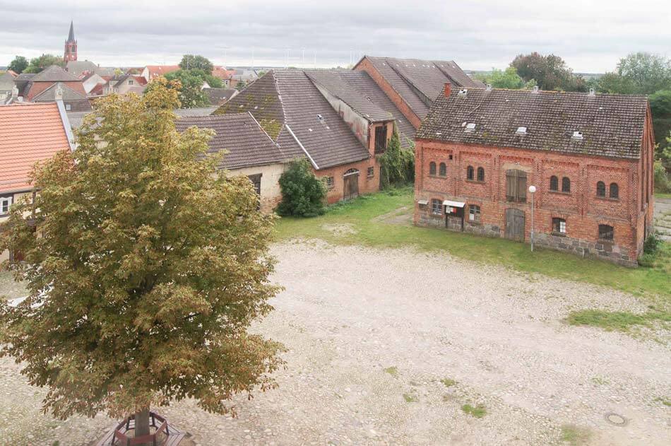 Hof des Schlosses und Regionalladen Penkun