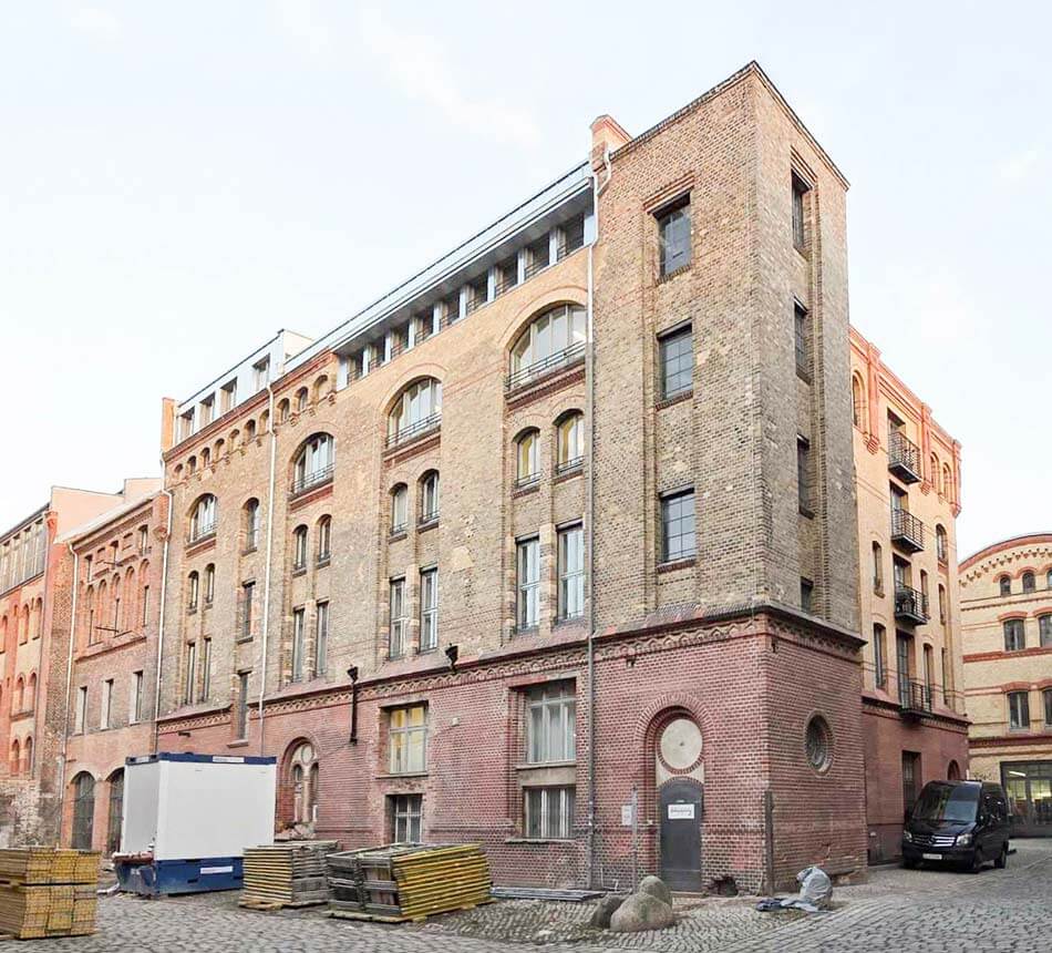 Ansicht des Gebäudes von schräg vorne.