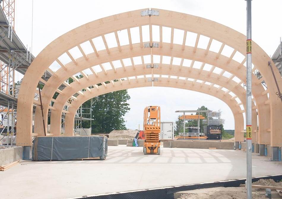 Foto der Baustelle des KANUs mit ersten aufgestellten Bindern.